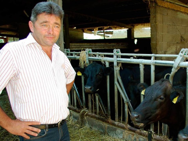 Alois Vollmer lsst die Besucher am Wochenende auch in den Stall.  | Foto: hr