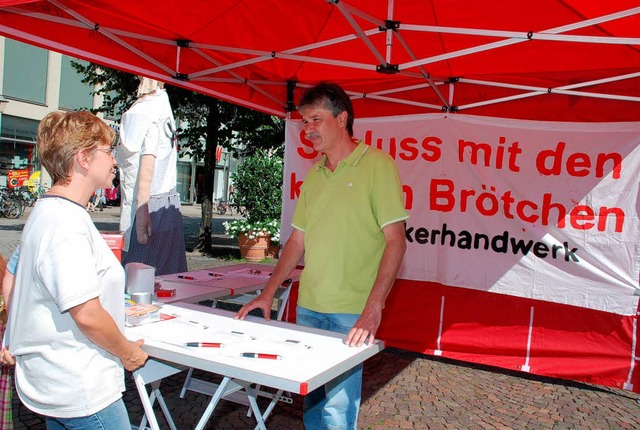 Gewerkschaftssekretr Claus-Peter Wolf...nburg im Gesprch mit einer Brgerin.   | Foto: Gertrude Siefke