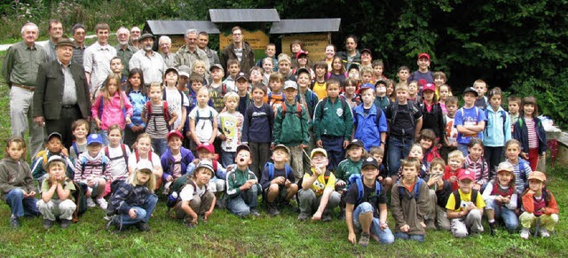 Mehr als 80 Kinder und ein Dutzend Fr...er interessanten Wald-Rallye zusammen.  | Foto: Manfred Lange