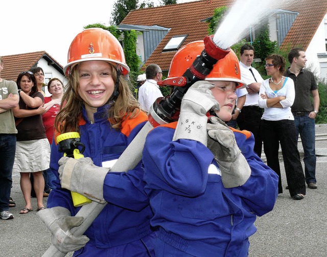 Wasser marsch! Auch Mdchen  sind mitt...hberg bei ihrem Jubilum gezeigt hat.   | Foto: Frank Leonhardt