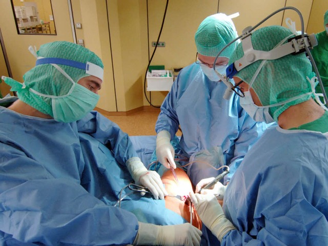 Dieses Bild von einer Hftoperation st...cht in Tbingen und nicht in Sdbaden.  | Foto: dpa