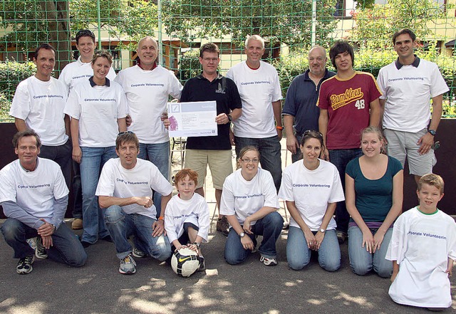 Geschafft: Als das Straenfuballfeld ...ferteam zu einem Gruppenfoto zusammen.  | Foto: sascha zorn