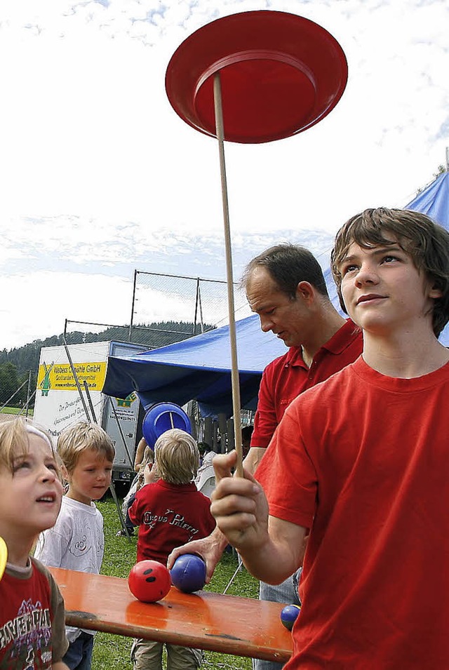 Jonglieren will gelernt sein &#8211; a...es beim Zirkus-Workshop in Ettenheim.   | Foto: H. Fssel