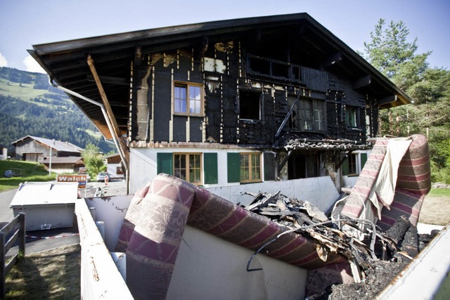 Raub der Flammen: das Jagdhaus des Novartis-Chefs Daniel Vasella in Tirol.  | Foto: dpa