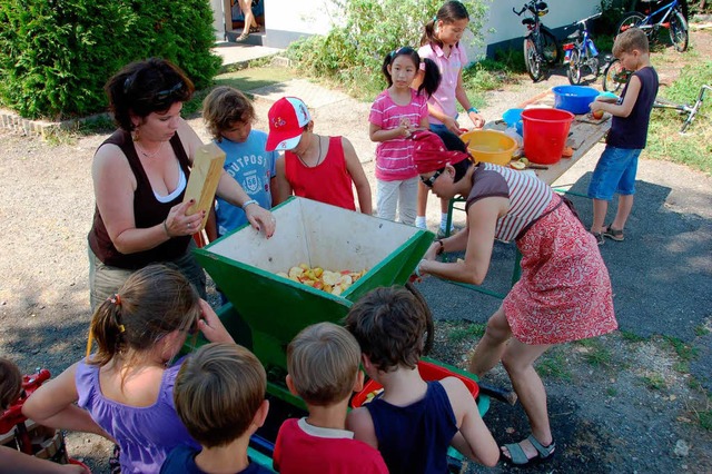 So wird aus pfeln Saft. Da staunten die Kinder.   | Foto: Markus Maier