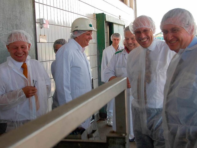 Regierungsprsident Julian Wrtenberge...chtigten die Fleischwarenfabrik Adler.  | Foto: Juliane Khnemund