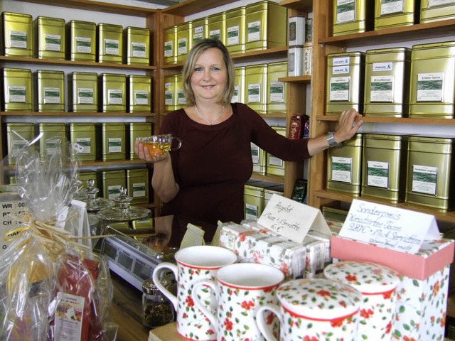 Doris Federer, die in  Staufen ihr Ges...e eine Ausbildung zur Tee-Sommeliere.   | Foto: Susanne Mller