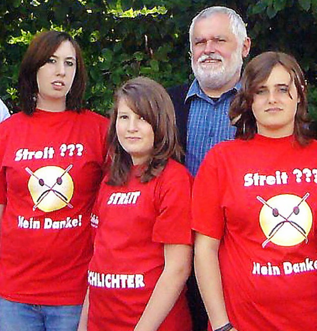 Die Streitschlichter haben neue T-Shirts erhalten.   | Foto: H. Fssel