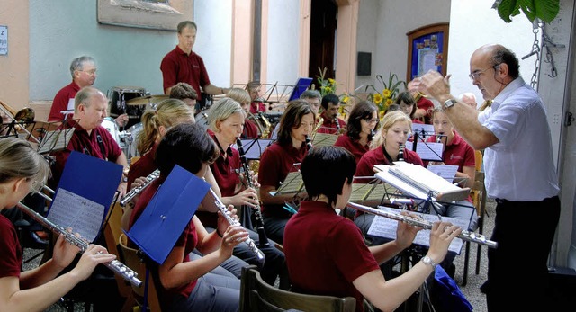 Der Musikverein Knigschaffhausen sorg...em  Frhschoppenkonzert fr Stimmung.   | Foto: Roland Vitt