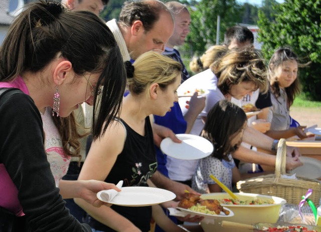 Menschen vieler Nationen kamen beim So...st des Freundeskreises Asyl zusammen.   | Foto: Danielle Hirschberger