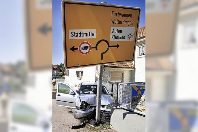 Autofahrt endet an Wegweiser