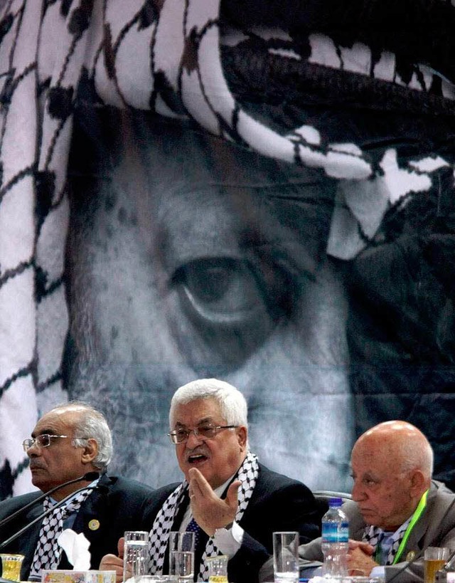 Den bervater im Rcken: Mahmud Abbas ...hem vor einem Bild von Yassir Arafat.   | Foto: dpa