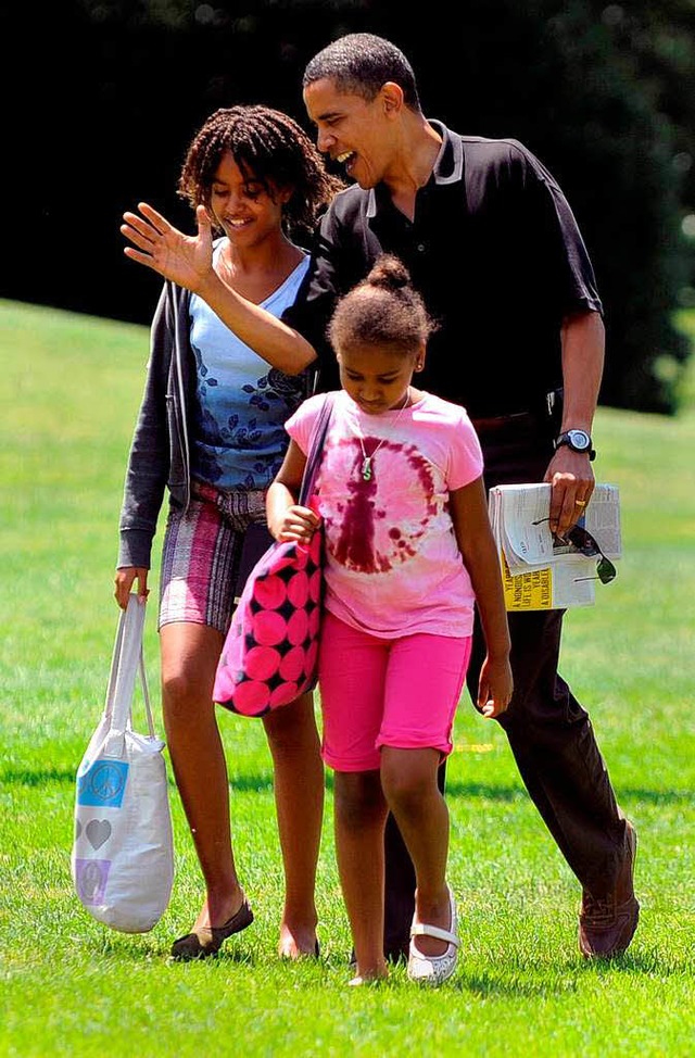 US-Prsident Barack Obama unterhlt si...Malia, whrend Sasha vorneweg luft.    | Foto: dpa