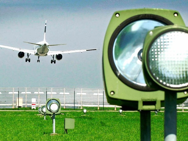 Rund eine Million Euro kostet der nch...st-Sanierung auf dem Lahrer Flugplatz.  | Foto: Michael Bamberger