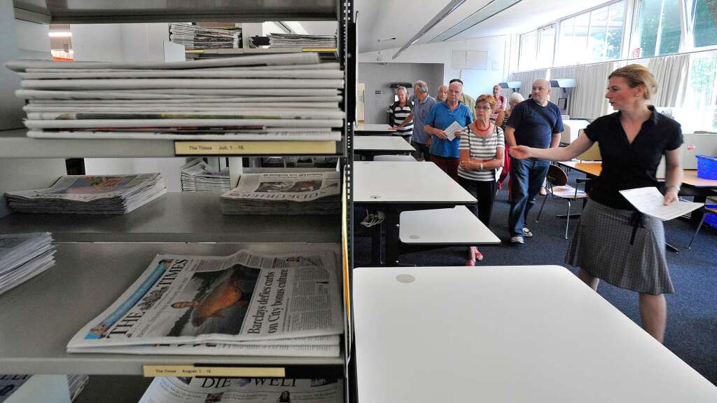 Im Zeitschriftensaal liegt auch die Badische Zeitung aus.