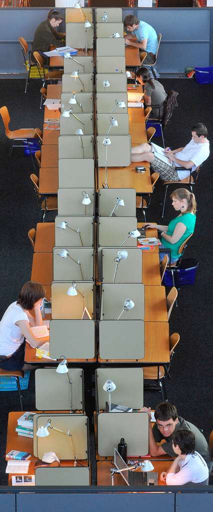 Die BZ-Ferienaktion zu Besuch in der Unibibliothek Freiburg.