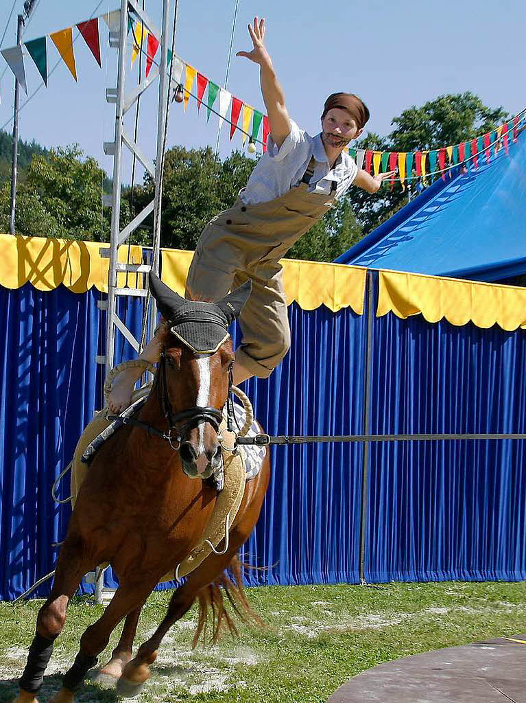Impressionen von Auftritt und Workshop des Circus Paletti in Seelbach. Impressionen von Auftritt und Workshop des Circus Paletti in Seelbach.
