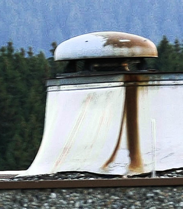 Die Dichtungsfolie auf der Hochfirstha...icht eines Gemeinderates eine Gefahr.   | Foto: S. barthmes