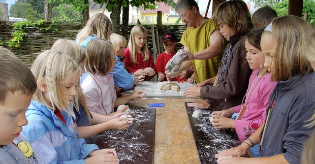 Wie viel Mehl darf sein? Eifrig waren ...nder im Alamannenhof beim Brotbacken.   | Foto: Pia Grttinger