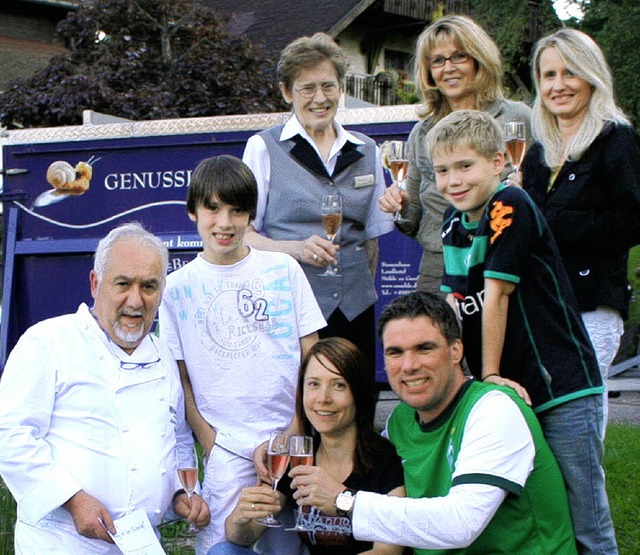 Gsteehrung: Renate und Martin Buchlei...ter bediente alle vier Generationen.    | Foto: Gerd Sutter