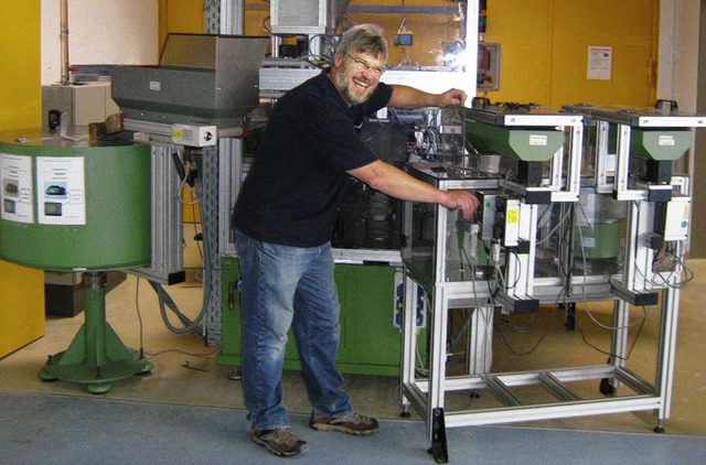 ber die  neue Maschine  freut sich die Gewerbeschule.   | Foto: Privat