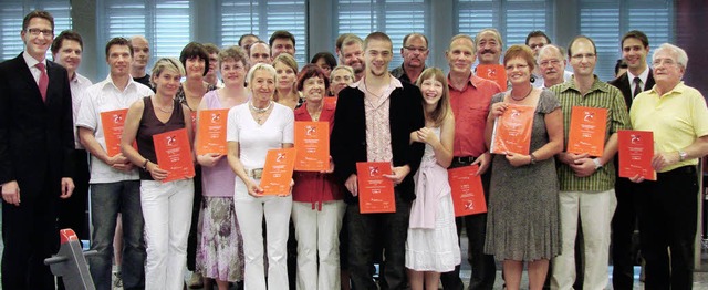 Die glcklichen Spendenempfnger und d...ristian Eschbach  (Zweiter von rechts)  | Foto: Nicole Mai
