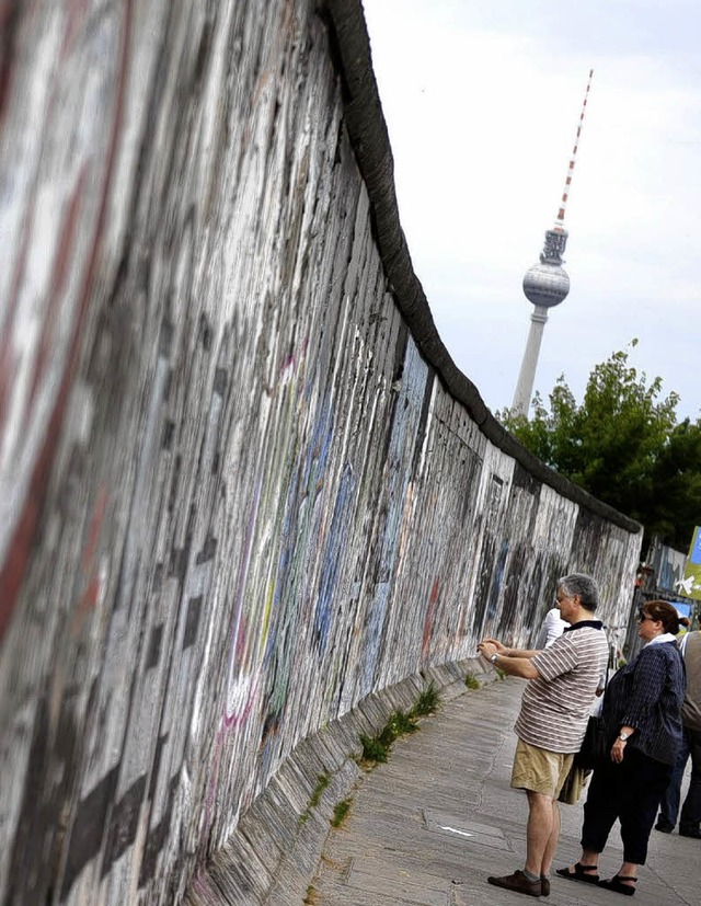 Hier heit die Berliner Mauer jetzt Ea...lery.  Der Fernsehturm  im Hintergrund  | Foto: dpa