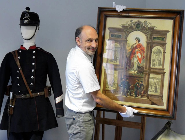 Museumsleiter Markus Moehring mit zwei...ms aus einer privaten Basler Sammlung.  | Foto: Claudia Gabler