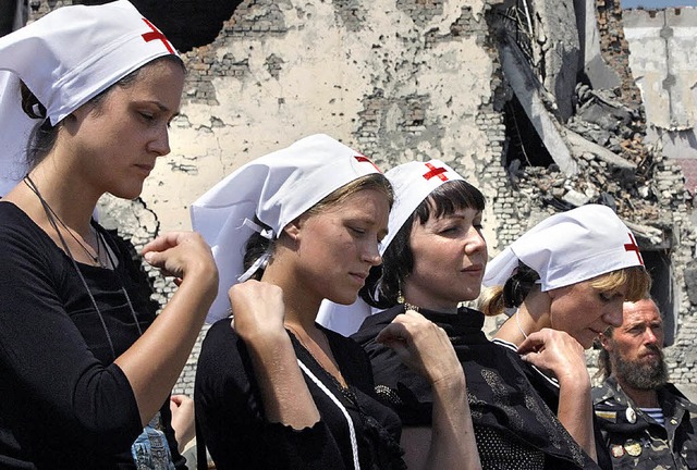 Frauen, die vor einem Jahr whrend des...etien   bei einem Gedenkgottesdienst.   | Foto: DPA