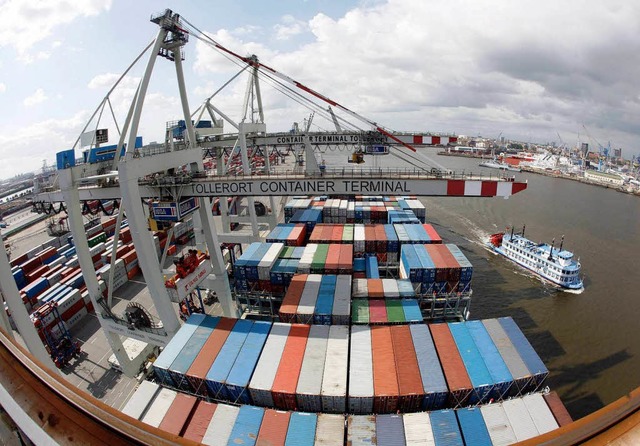 Ein Containerschiff   wird in Hamburg entladen.  | Foto: ddp