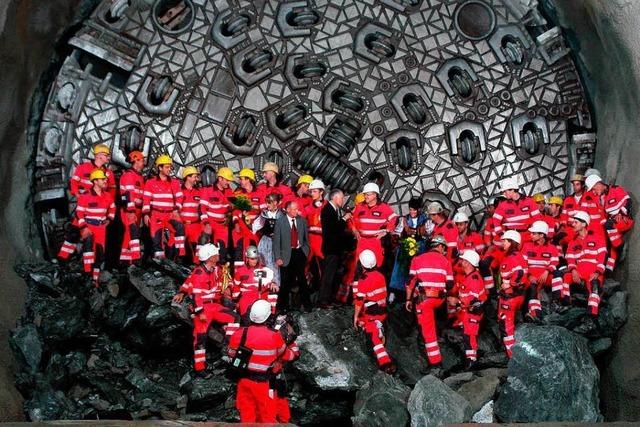 Firma Herrenknecht aus Schwanau bohrt sich durch den Gotthard