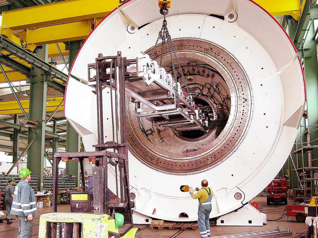2002: Die Tunnelbohrmaschine  wird montiert