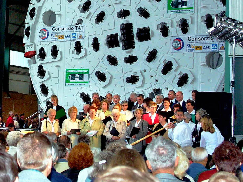 2002: Besucher bestaunen die Tunnelbohrmaschine