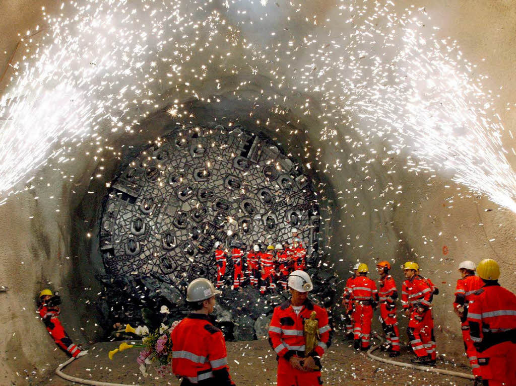2009: Die Herrenknecht-Tunnelbohrmaschine „Gabi 1“ erreichte Mitte Juni  das Streckenziel in Amsteg.  Mit dem finalen Durchbruch der ersten Maschine im Abschnitt Erstfeld-Amsteg ist ein wichtiger Meilenstein erreicht.