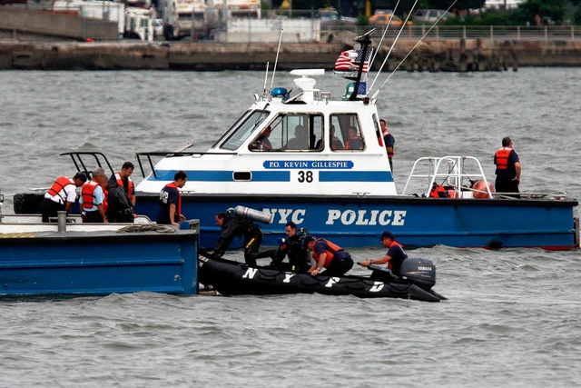 Im trben Wasser ist die Bergung schwierig.  | Foto: dpa