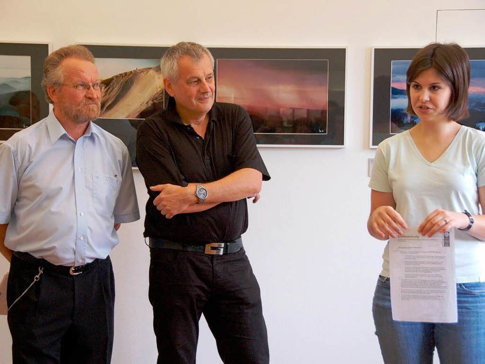 Linda Ziehm, Fachbereichsleiter Kultur... Ruetz  bei der Ausstellungseröffnung.  | Foto: Sylvia-Karina Jahn