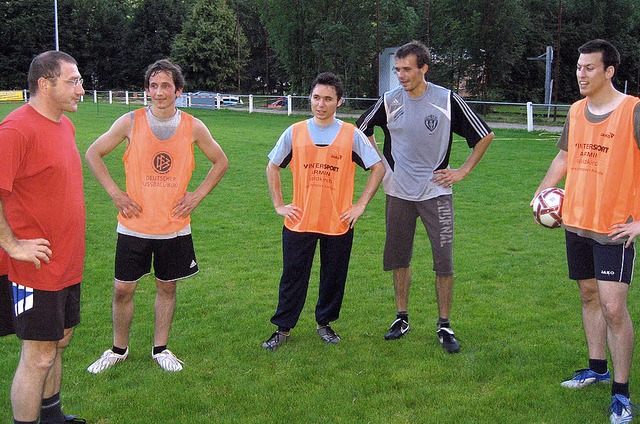 Trainer Reinhard Thoma (links) mit ein...rprechtal nach einer Trainingseinheit.  | Foto: Thomas Steimer