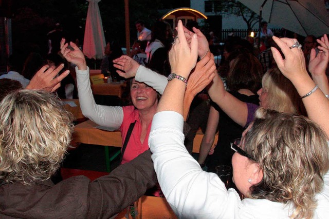 Ausgelassene  Stimmung   in den Straen Schopfheims.  | Foto: Hans-Jrgen Hege