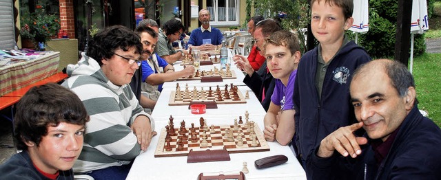 Ali Habibi, im Bild rechts vorne im Sp...m Blitzturnier an die Schachbretter.    | Foto: Charlotte Frse