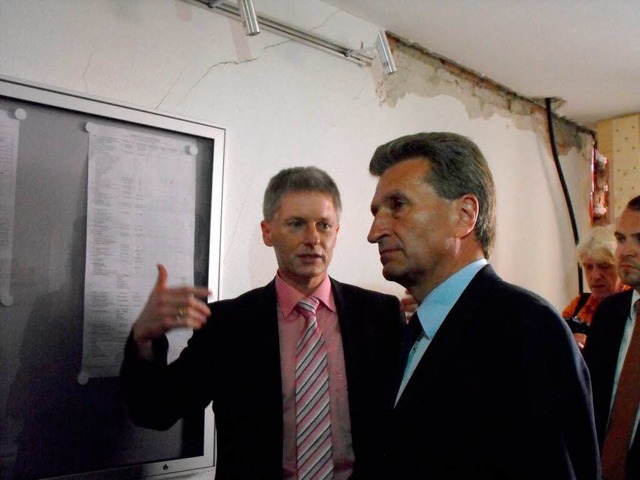 Ministerprsident Gnther Oettinger in...ch ber die Gebudeschden in Staufen.  | Foto: ute wehrle