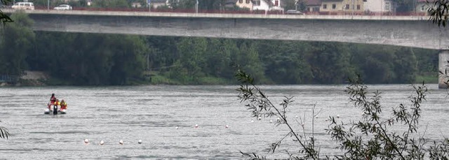 An Brcke Nummer Zwei: Golfblle? Bojen? Nein, bibbernde Rheinschwimmer!  | Foto: Bianca Fritz