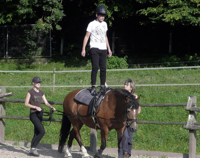 Stehend auf dem Pferd - gar nicht so einfach!  | Foto: Nathalie Berger