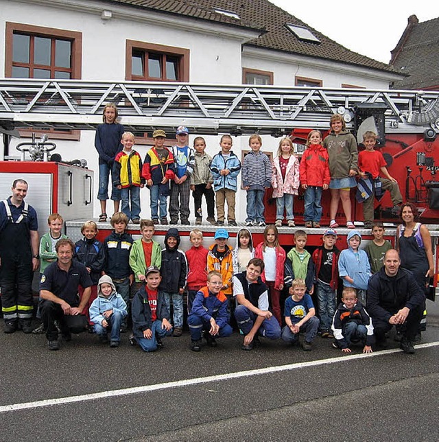 Zum Abschluss ein Erinnerungsfoto mit Feuerwehrauto  | Foto: privat