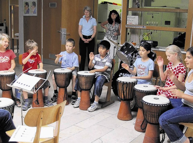 Tolle Ganztagsangebote an der Donauesc...echts) freuen sich ber die Rhythmen.   | Foto: Coursture