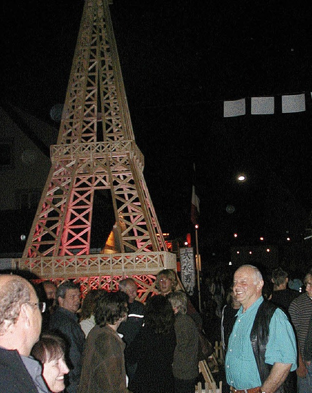 Ein Hauch von Paris: Staunend betracht...ucher den acht Meter hohen Eiffelturm.  | Foto: Florian Kech