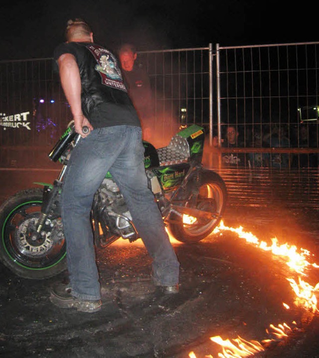 Feurig: Die Biker zeigten Kunststcke mit ihren Maschinen.  | Foto: Luisa Denz