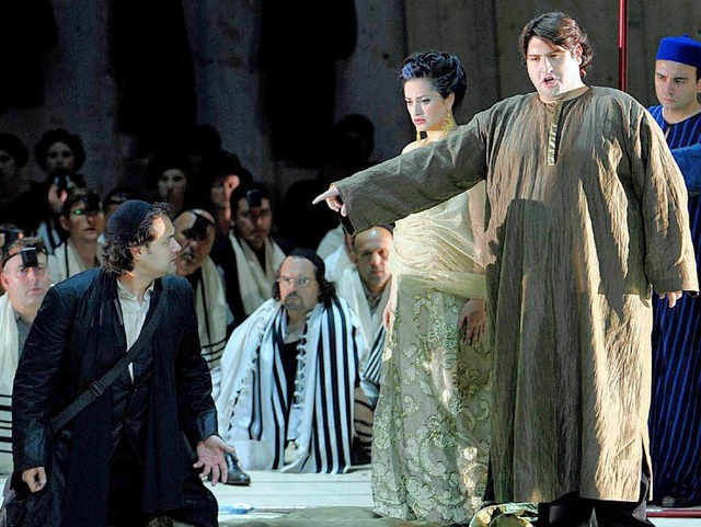 Viel Statuarik bei Rossini: Ildar Abdr...ise, Nicola Alaimo (Mitte) als Pharaon  | Foto: DPA