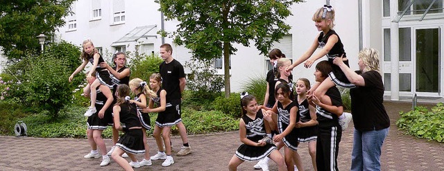 Schwungvoller Auftritt: Die Cheerleade...merfest in &#8222;Schrers Au&#8220;.   | Foto: Georg Diehl