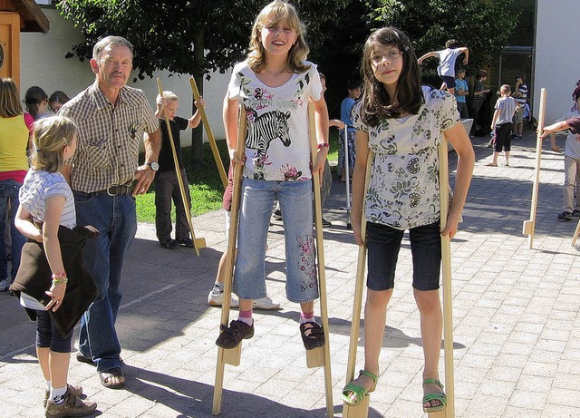 Die Stelzen  haben den Praxistest bestanden.   | Foto: Schule