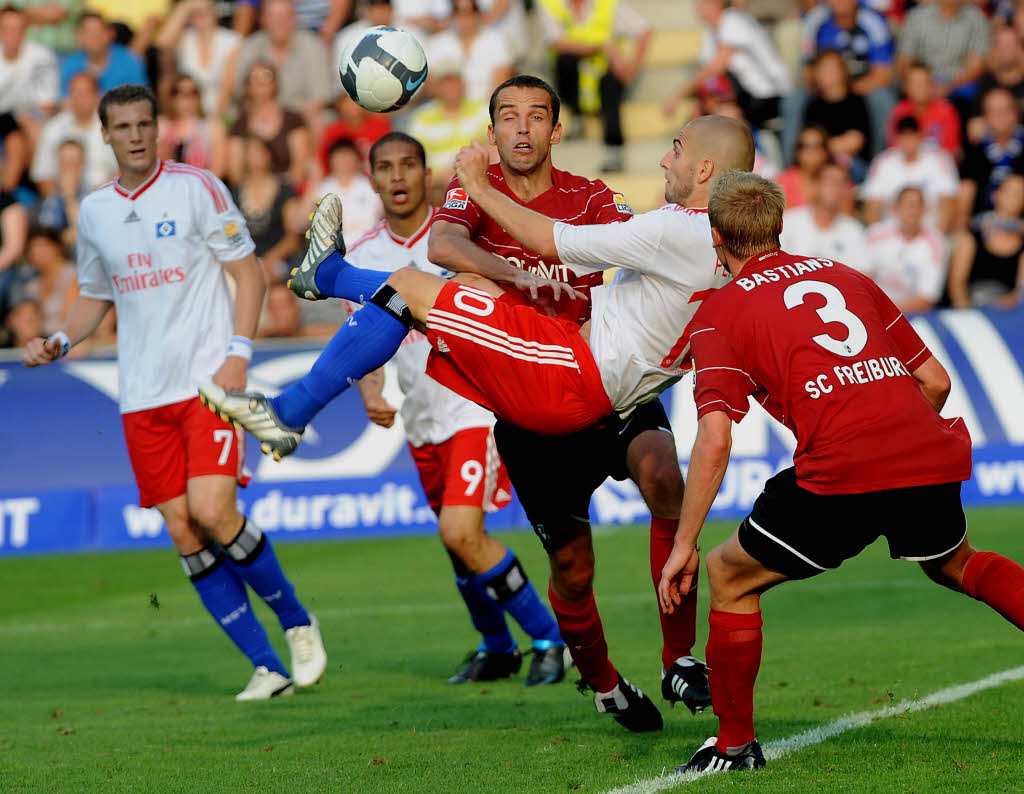 Zum Auftakt der Bundesligasaison spielte der SC Freiburg gegen den Hamburger SV vor ausverkauftem Haus.